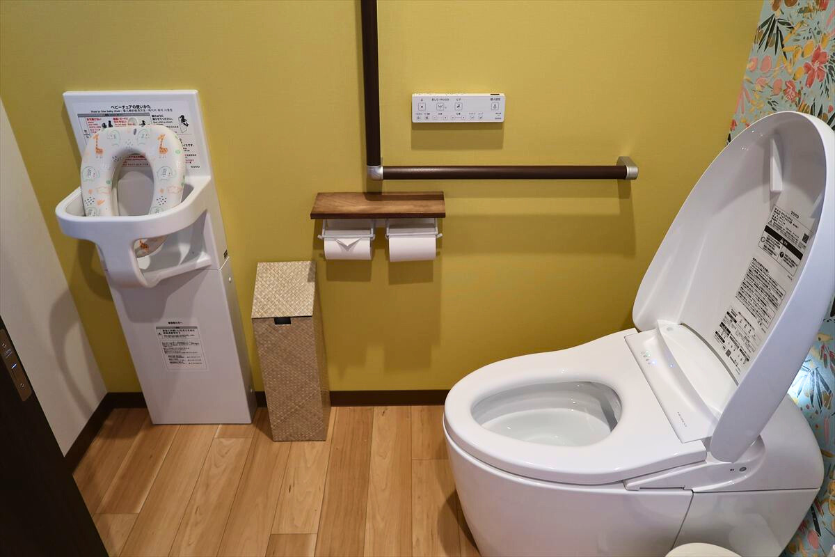 寺カフェ 樹楽里寺巣内ユニバーサルトイレ(幼児用補助便座あり)