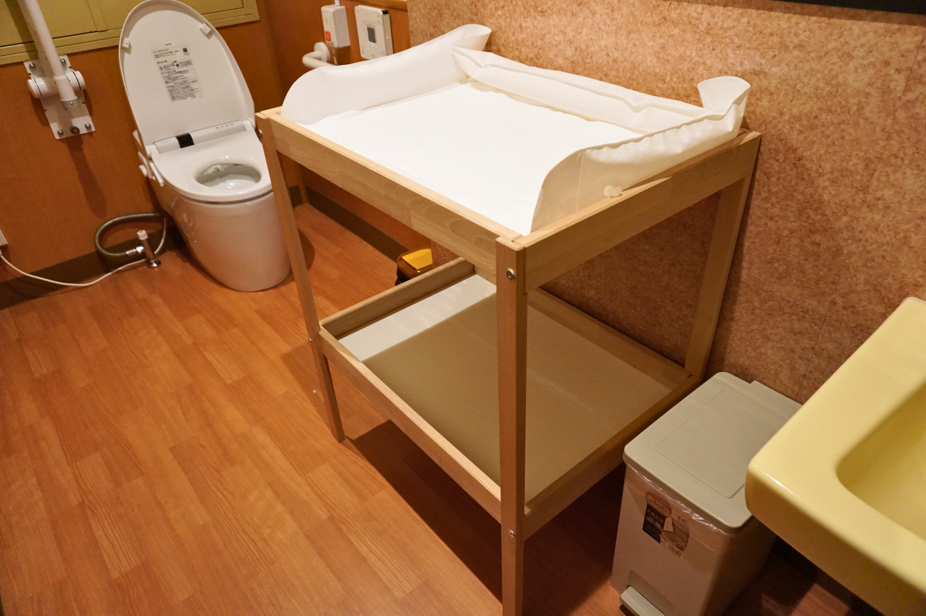 3階車いす対応トイレ(ベビーベッドあり)