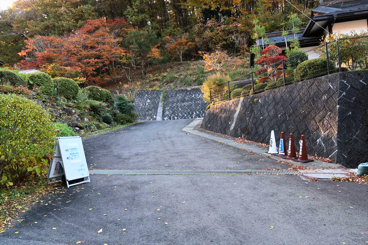 この先車いす利用者用駐車場