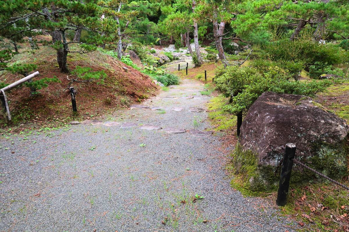 園内奥には石段あり(車いすの方は引き返すことになります)