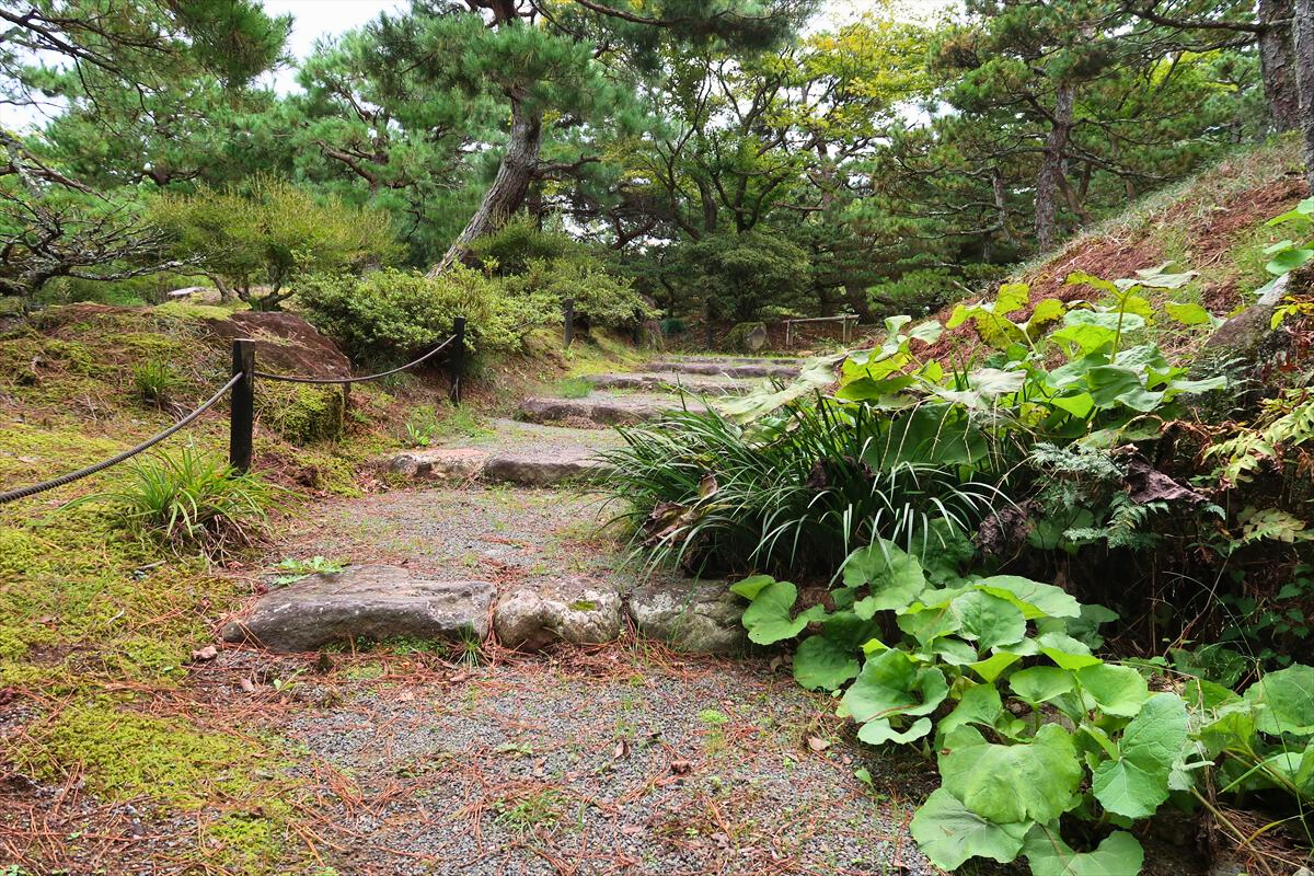 園内奥には石段あり(車いすの方は引き返すことになります)