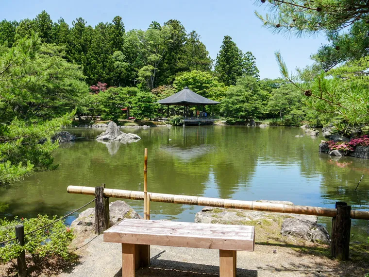 園内ビュースポットにはベンチあり