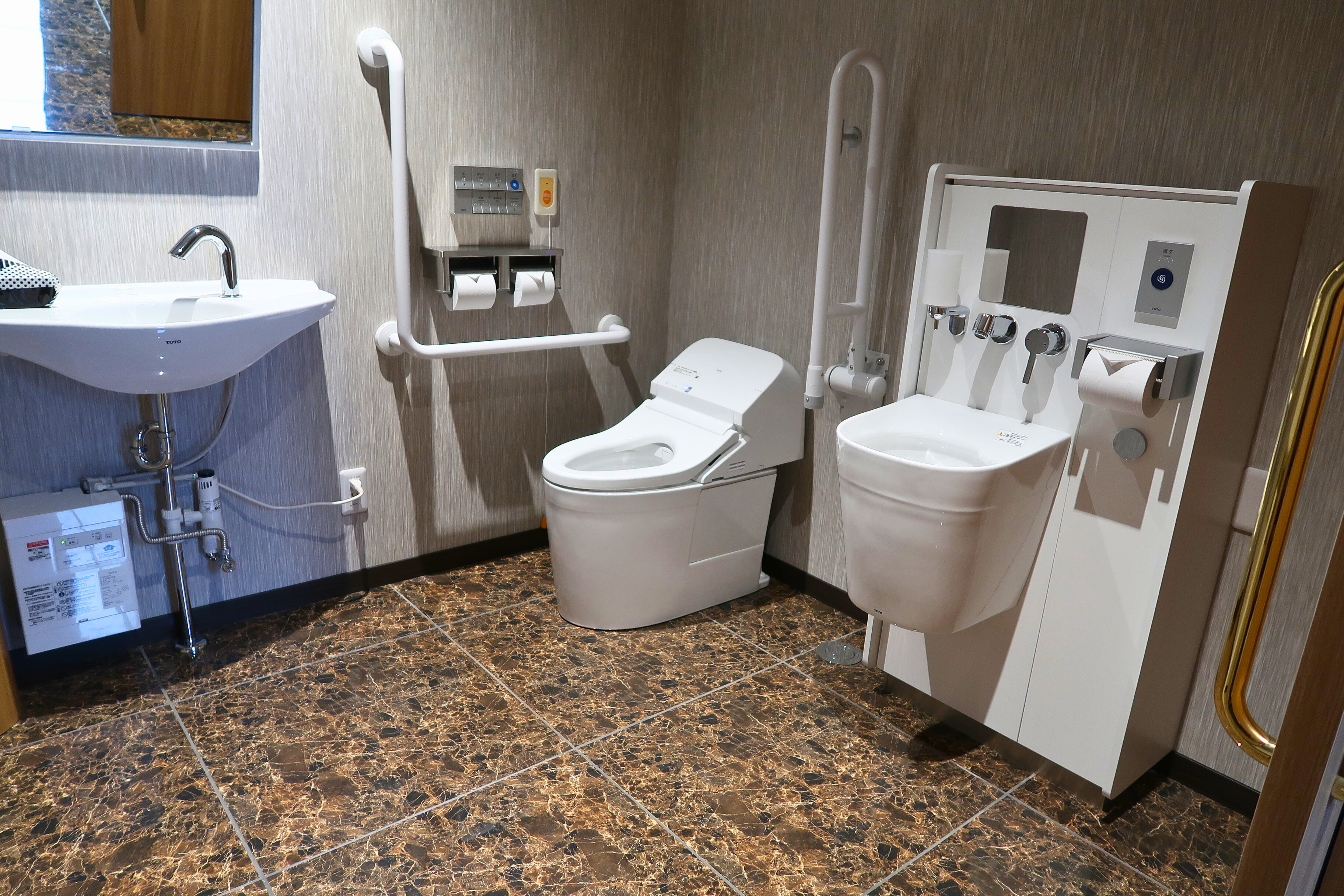 館内バリアフリートイレ