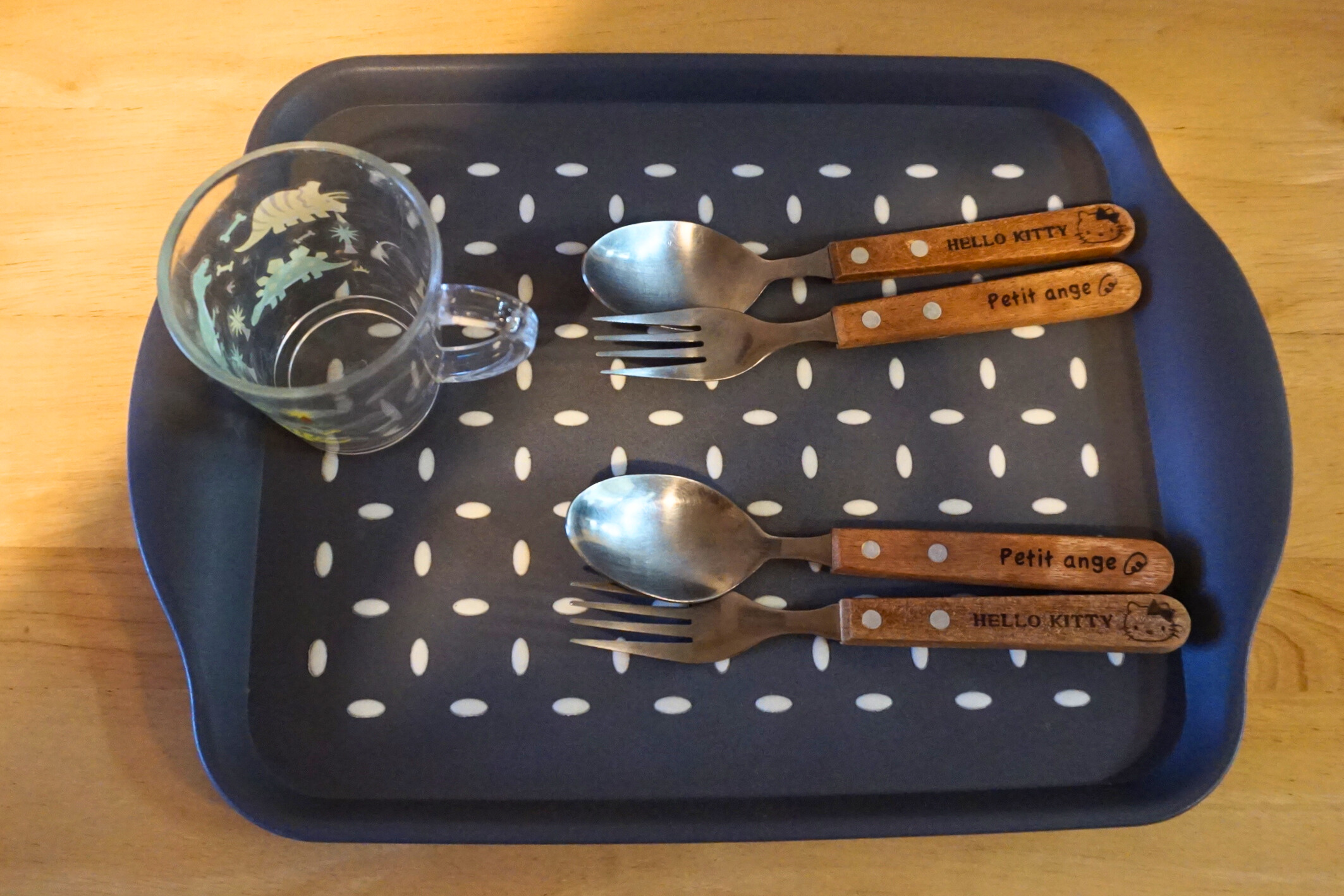 滑らないお盆・スプーン・フォーク・取っ手のついたコップの貸出あり