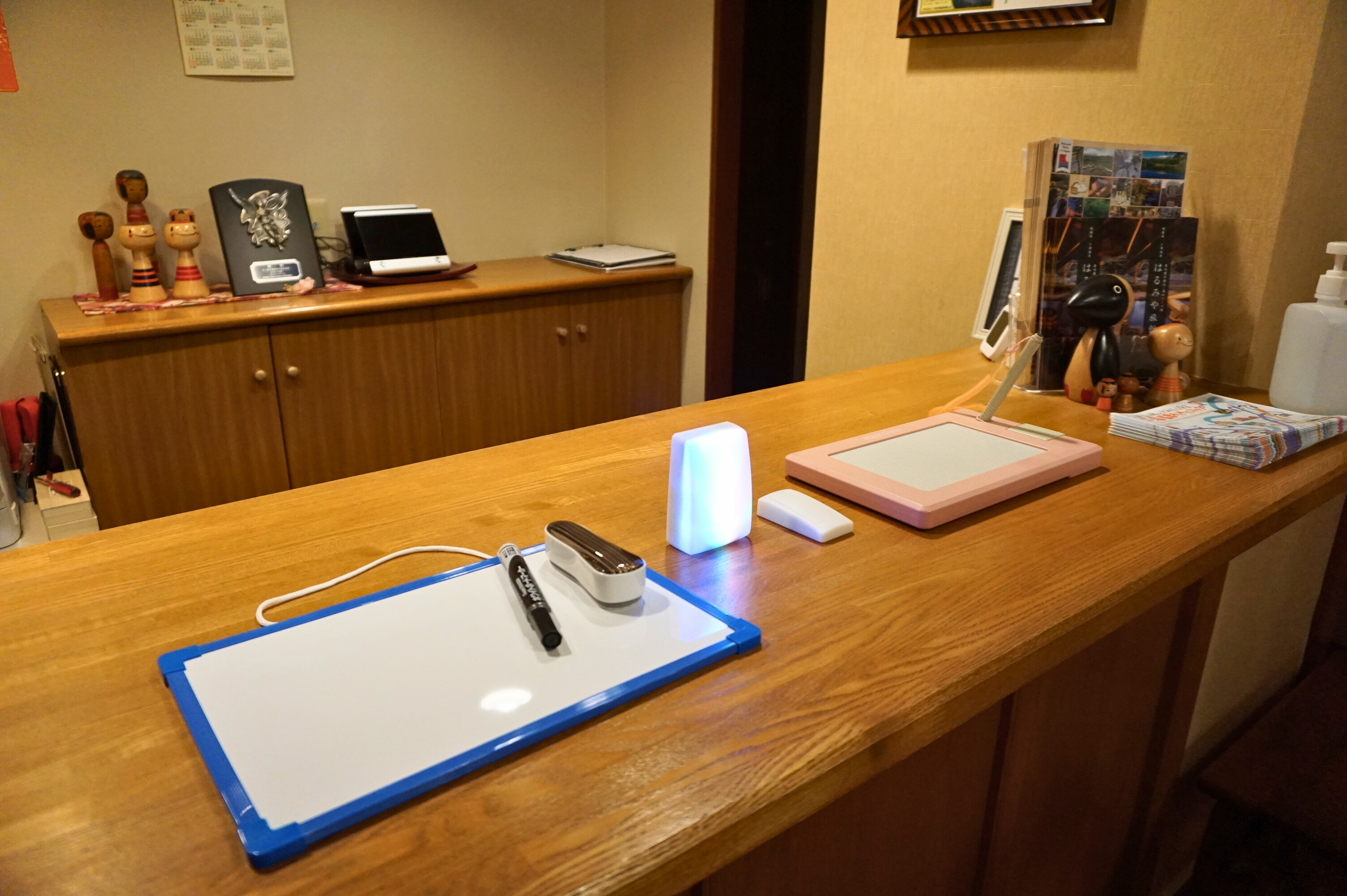 耳の不自由な方へ筆談ボード、客室用光るインターフォン貸出あり