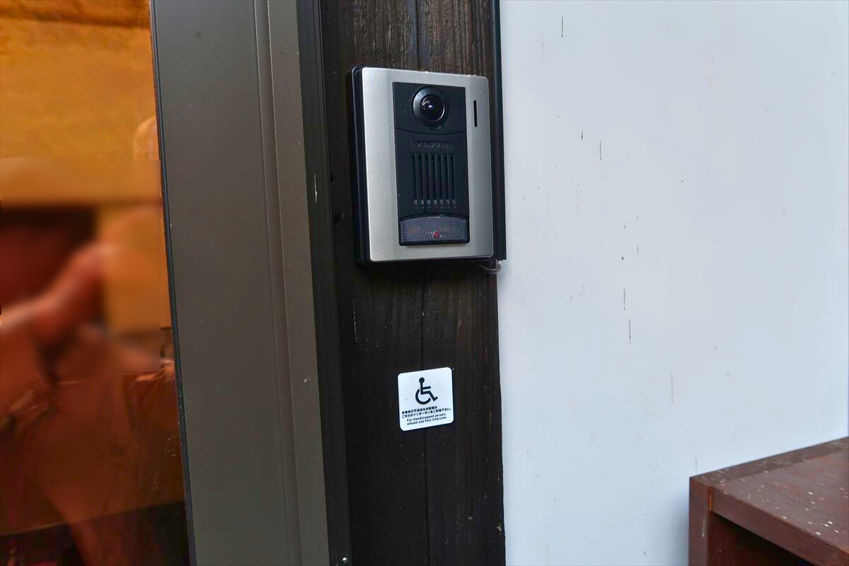 入口にあるインターフォンで店員を呼び出しトイレのみの利用可能